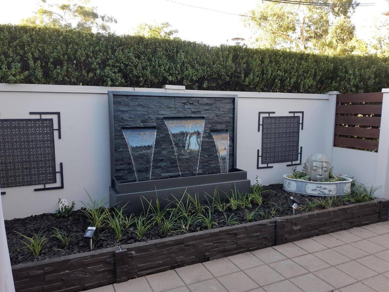 Bahçe Duvar Şelalesi